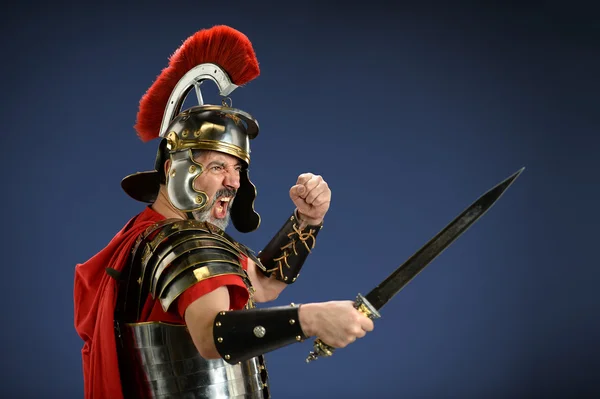 Centurião romano usando espada — Fotografia de Stock