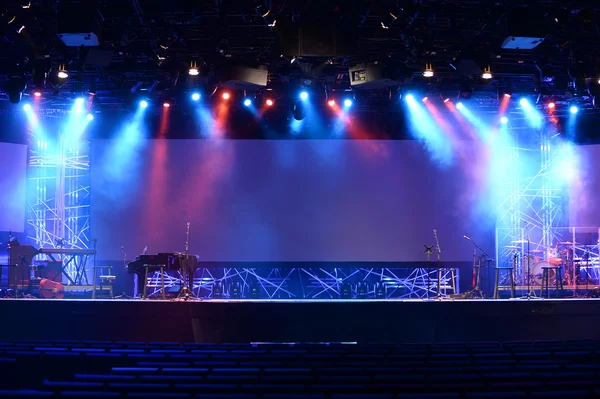 Konser öncesi sahne ışıkları — Stok fotoğraf