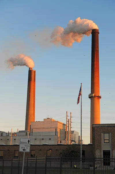 Smokestacks releasing smoke into the atmosphere — Stock Photo, Image