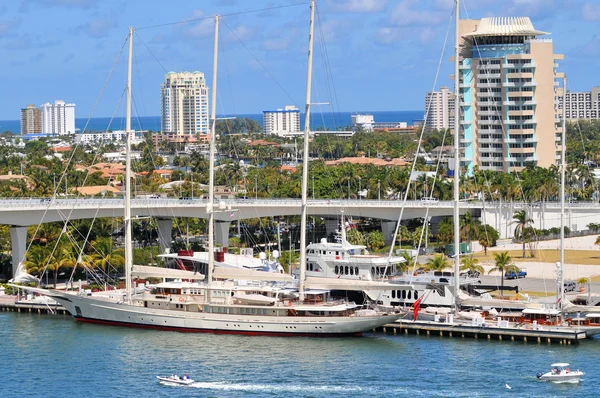 Fout Lauderdale with boats and bridge — Stock Photo, Image