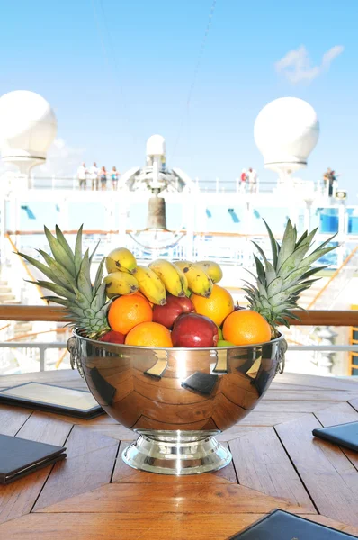 Tigela de frutas em navio de cruzeiro — Fotografia de Stock
