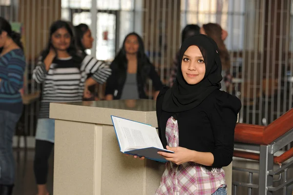Jovem estudante muçulmano — Fotografia de Stock