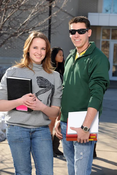 Étudiants tenant des livres à l'extérieur — Photo