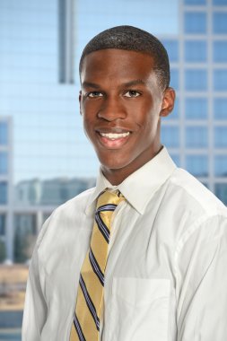 Office içinde genç işadamı