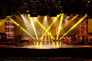 konser öncesi sahne ışıkları