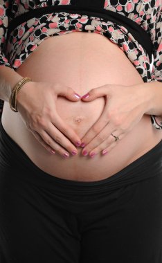 Ellerini karnına ile hamile kadın