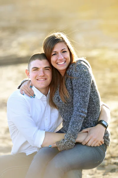 Casal Sorrindo ao ar livre com o sol em suas costas — Fotografia de Stock