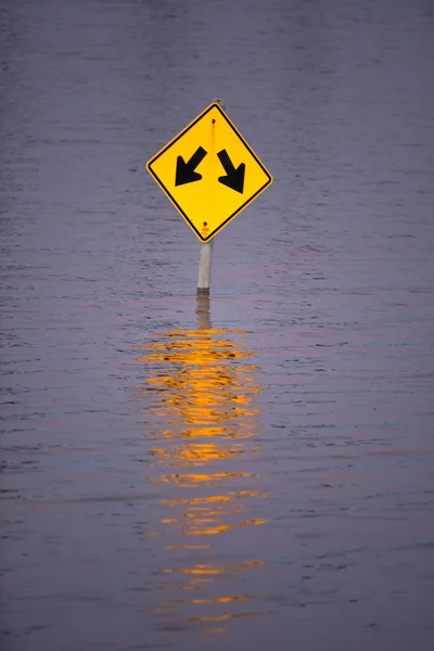 Señal de tráfico sumergida bajo aguas de inundación en Missouri — Foto de Stock