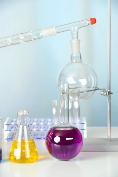 Sprzęt laboratoryjny na biały stół — Zdjęcie stockowe