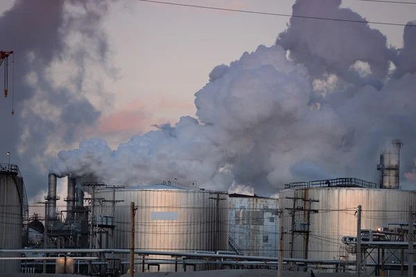 Oil Refinery Spewing Gas Emissions — Stock Photo, Image