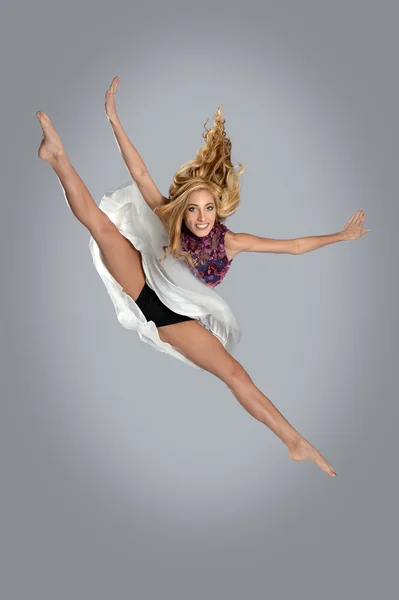 Bailarina saltando y haciendo splits — Foto de Stock