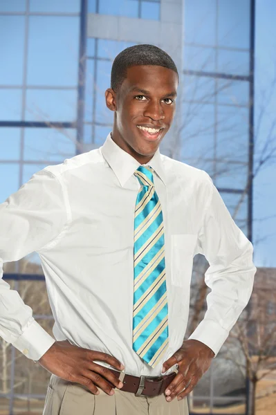 Joven Empresario con las manos en las caderas — Foto de Stock