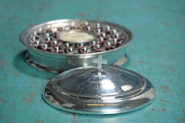 Éléments de communion sur la vieille table — Photo