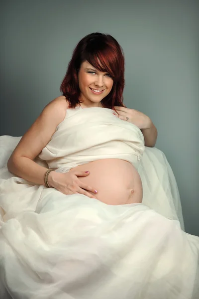 Беременная женщина улыбается — стоковое фото