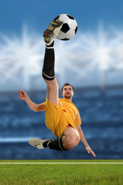 Fußballer kickt Ball — Stockfoto