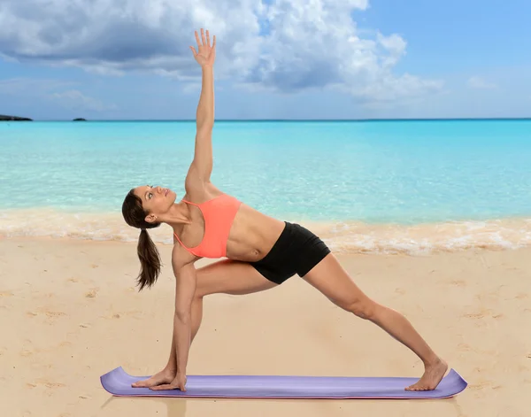 Vrouw uitrekken zich met Yoga — Stockfoto