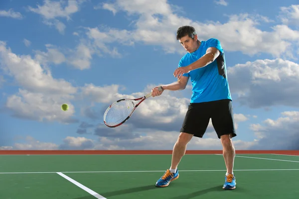 Jugador de tenis golpeando pelota —  Fotos de Stock