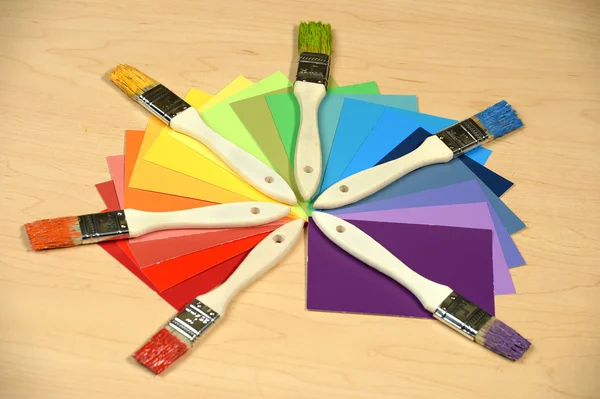 Färg prover med Painbrushes — Stockfoto