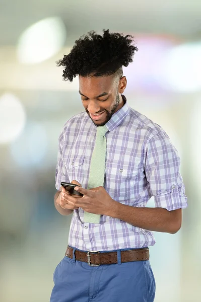 Jonge Afro-Amerikaanse zakenman via mobiele telefoon — Stockfoto