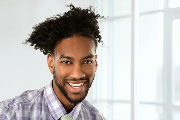 Empresario afroamericano sonriendo —  Fotos de Stock