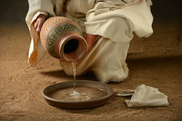 Jésus versant l'eau sur la casserole — Photo