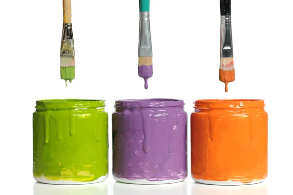 Penslar droppande Paint i behållare — Stockfoto