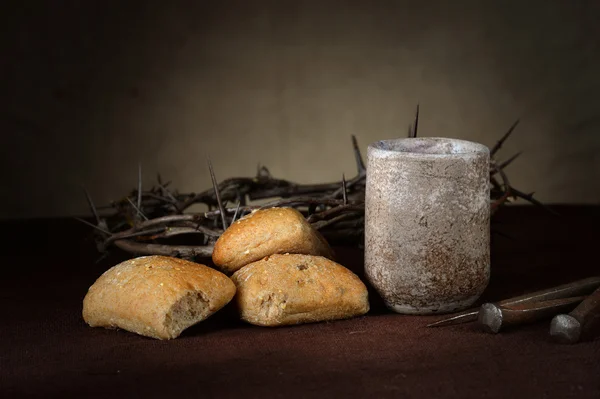 Ekmek ve şarap masada. — Stok fotoğraf