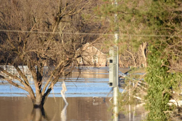 Casa sumergida en Valley Park Inundaciones Fotos de stock libres de derechos