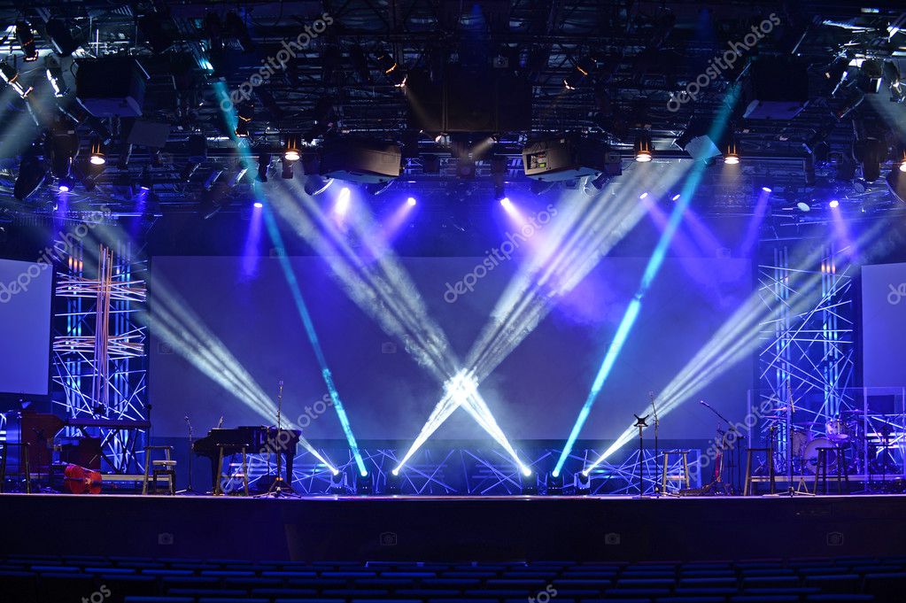Podium verlichting met muzikale insruments — Stockfoto ... Podium verlichting met muzikale insruments — Stockfoto ...