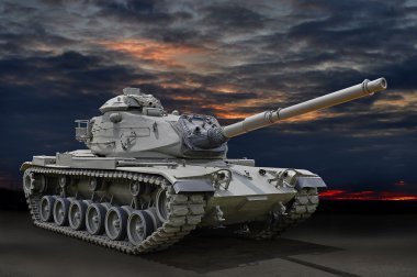 Gün batımında askeri Tank