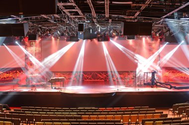 konser öncesi sahne ışıkları