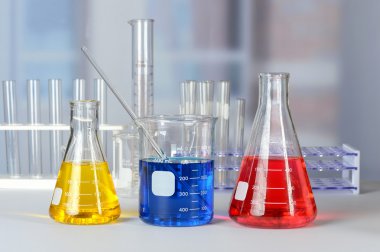 Züccaciye Mağazaları ile laboratuvar masa