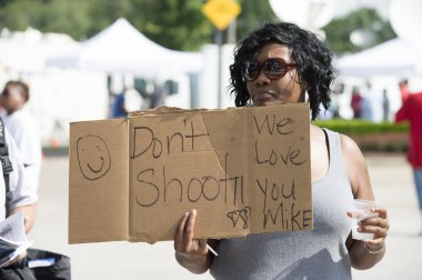 Kadın Ferguson, Mo gösterir