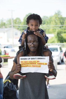 Ferguson protestocular gösteren işareti