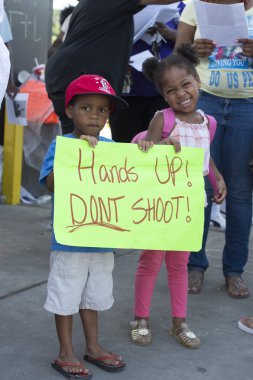 Ferguson, Mo işaret tutan çocuk