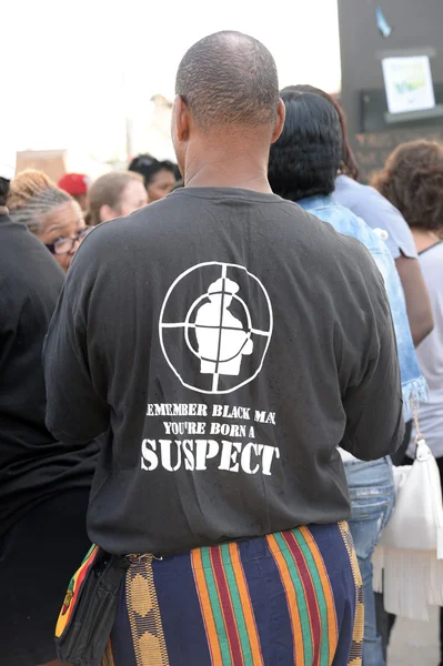 Uomo con Messaggio sulla T-Shirt alla protesta di Ferguson — Foto Stock
