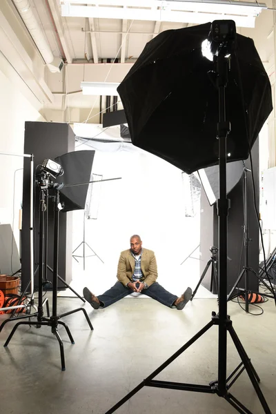 Un homme d'affaires afro-américain dans un studio photo — Photo