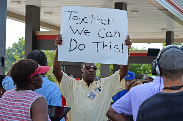 Demosntrators zbierają się Ferguson, Missouri — Zdjęcie stockowe