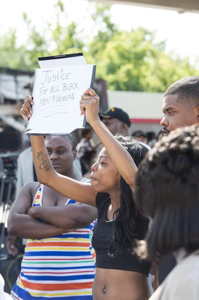 Kobieta trzyma znak w demonstracjach Ferguson — Zdjęcie stockowe
