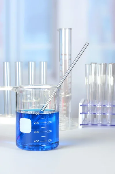 Narzędzia laboratoryjne na stole — Zdjęcie stockowe