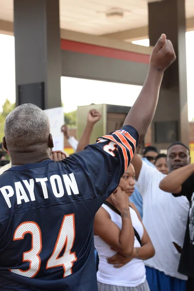 Man demonstrates in Ferguson Missouri — Stock Photo, Image