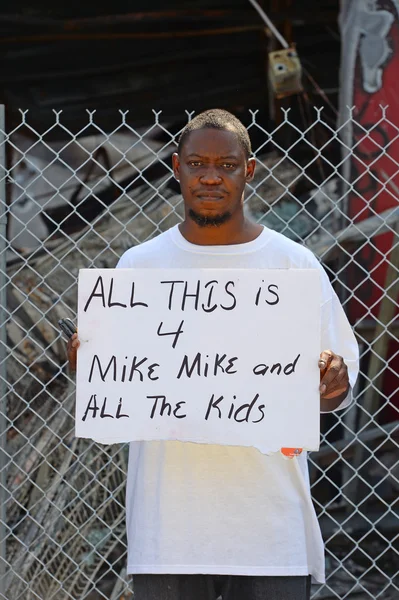 Ferguson, Missouri işaret tutan adam — Stok fotoğraf