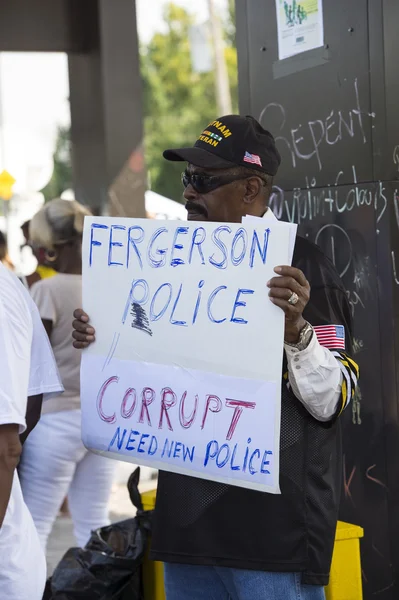 Demostrator z znak w Ferguson — Zdjęcie stockowe