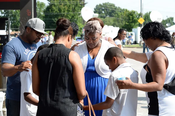Ferguson demonstrator verzamelen om te bidden — Stockfoto