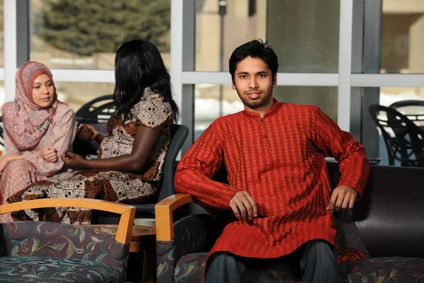 Indian college student i traditionella kläder — Stockfoto