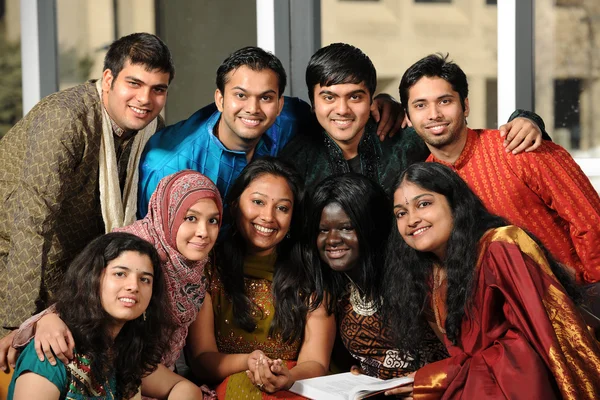 Grupp av etniska högskolestudenter — Stockfoto