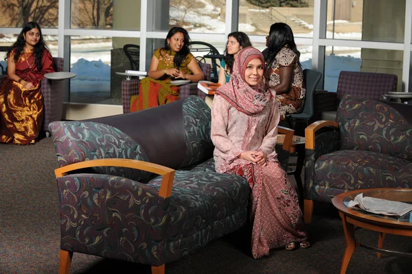 Mångskiftande grupp av etniska studenter — Stockfoto