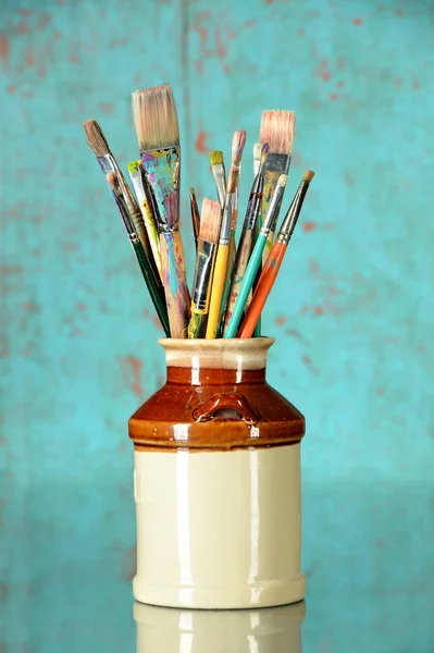 Bir kavanoz içinde sanatçı Boya fırçaları — Stok fotoğraf