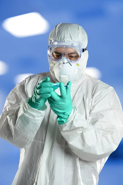 Scientifique en vêtements de protection en laboratoire — Photo