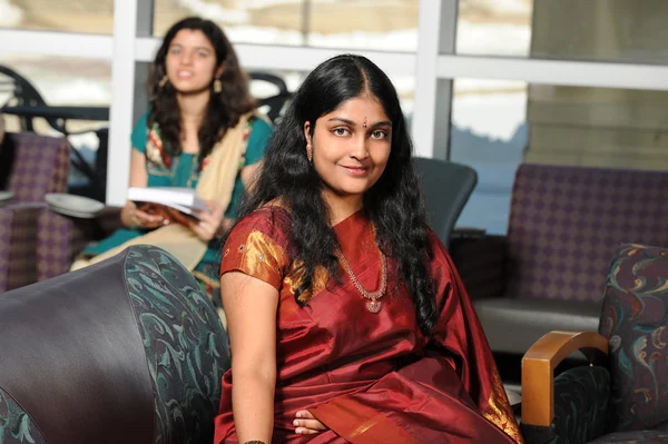 Genç kadın geleneksel Hint kıyafetleri — Stok fotoğraf